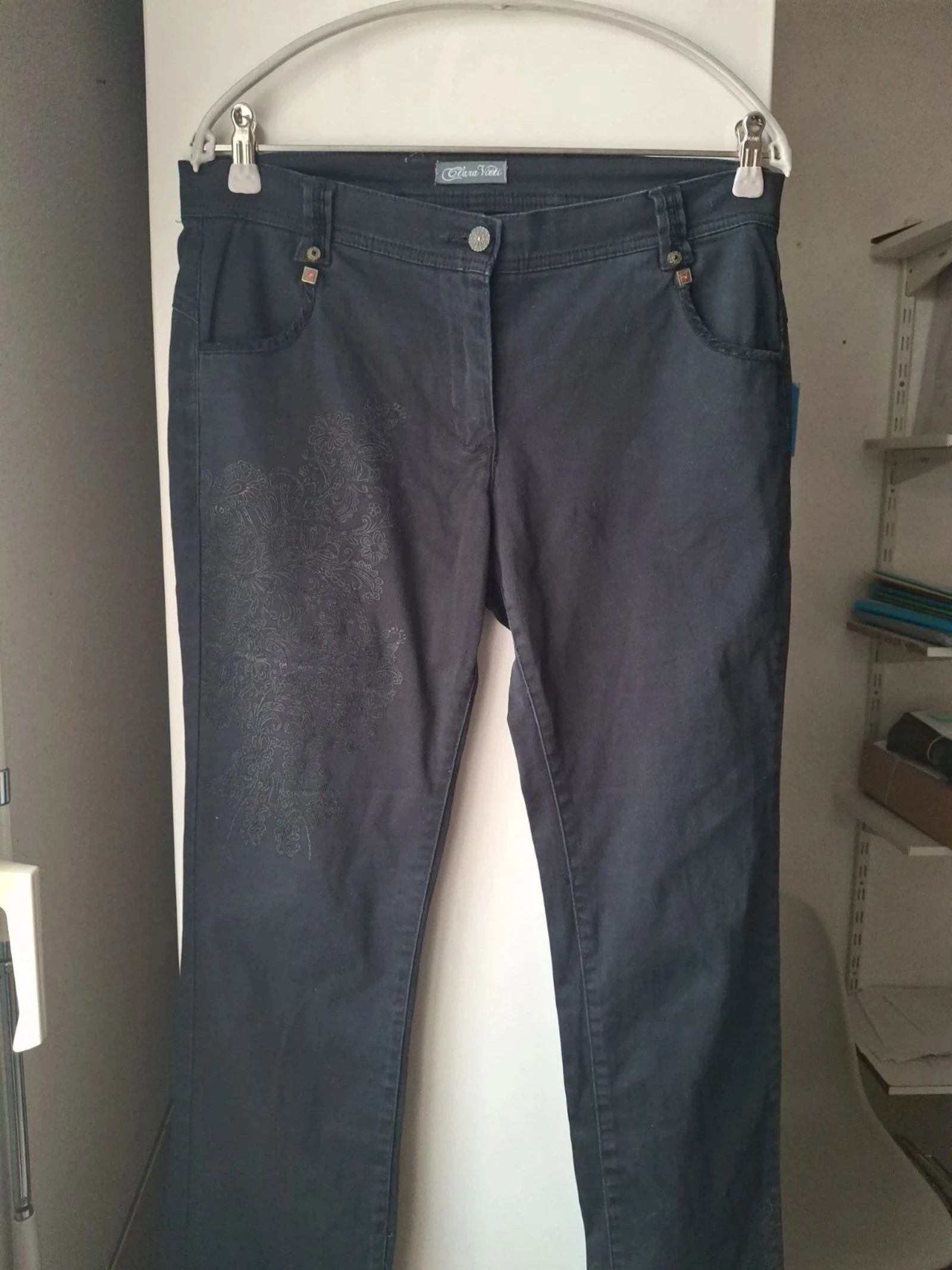 Jeans preto com bordados – photo 6
